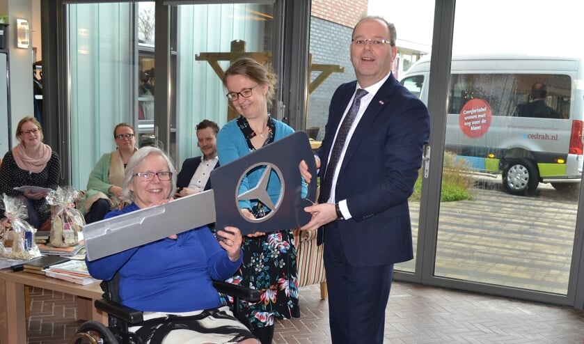 Deelnemer Marian Bukman van de dagbesteding van Beth-San, nam de symbolische sleutel van de bus in ontvangst.