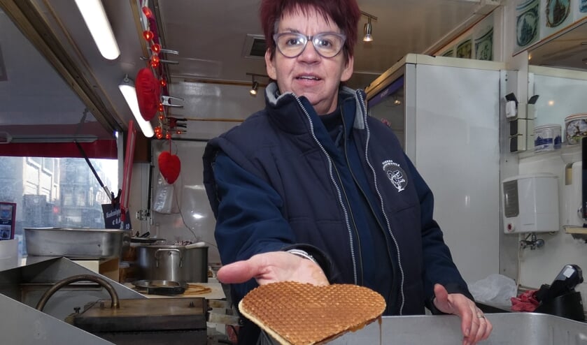 Anita van der Louw toont de valentijnstroopwafel. (foto en tekst: Annette van den Berg)