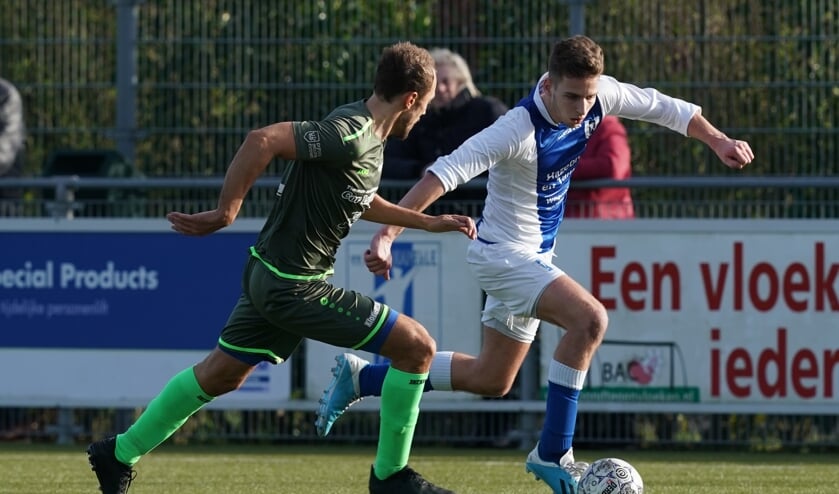 Timon van Dam was een plaag voor de verdediging van Floreant, maar moest vanwege maagproblemen een kwartier na rust worden gewisseld. (foto: Stef Hoogendijk)