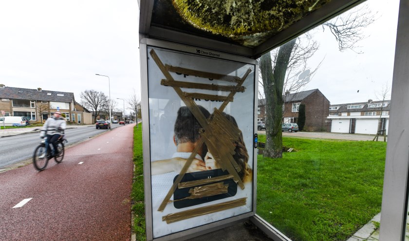 De poster is beplakt met tape.