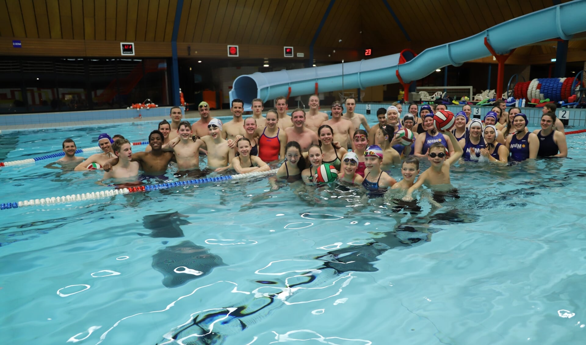 Zwemmers en waterpoloërs van Barracuda in het Polderbad.