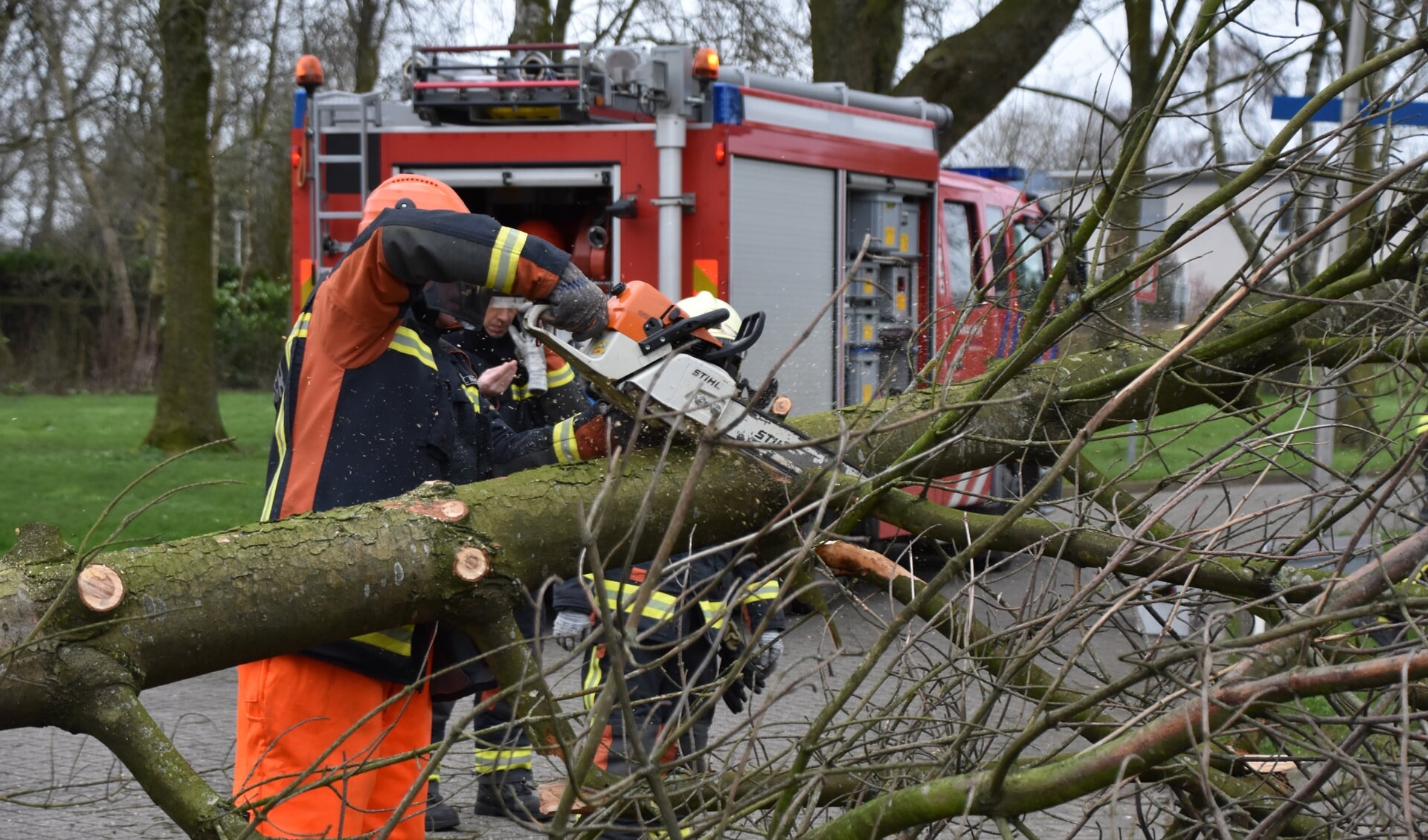 Aan het Woubrechter was een boom om gewaaid en versperde de weg. (Foto: Rens den Oude / 112hm.nl)