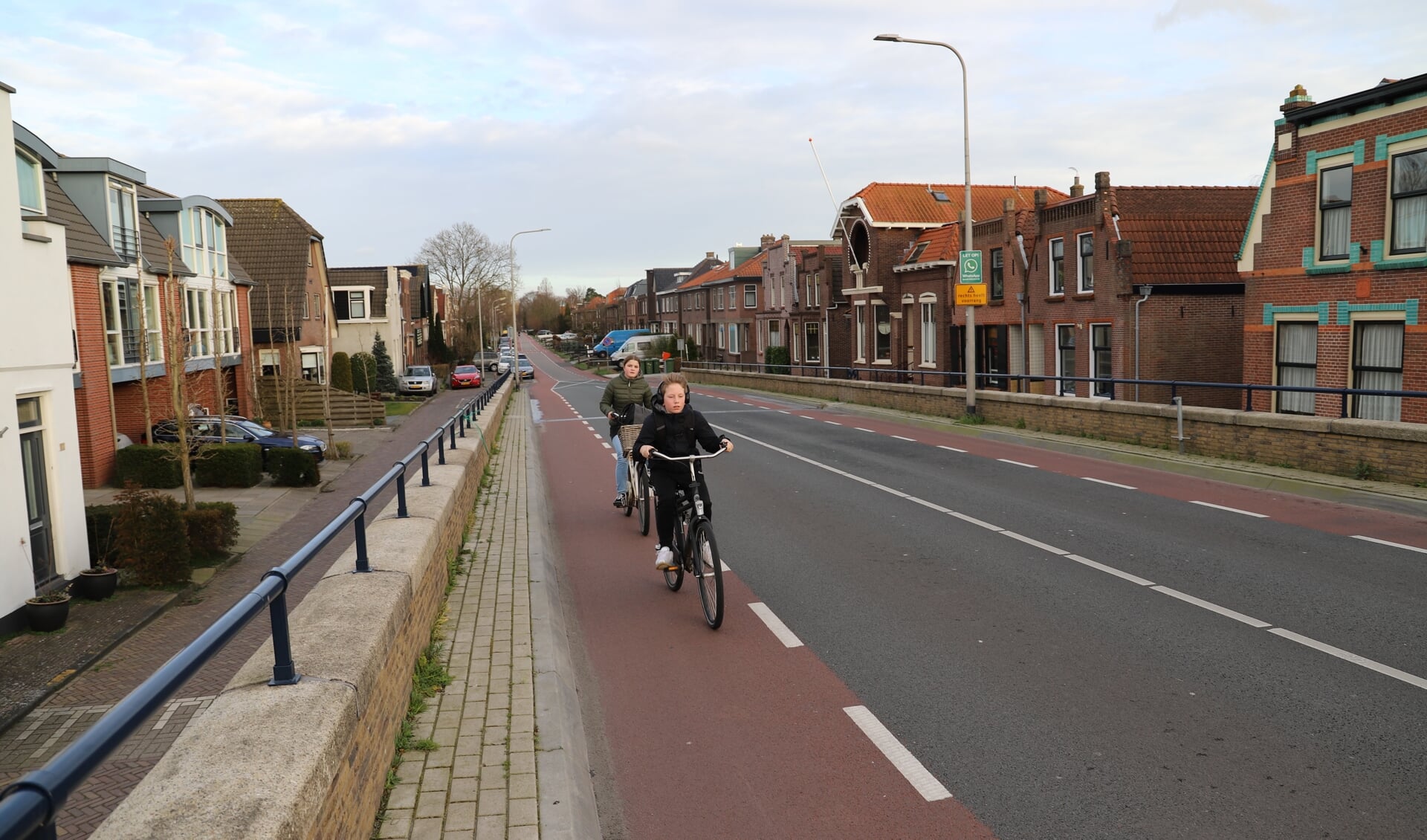 De Brugweg is de belangrijkste ontsluitingsweg voor nieuwbouwwijk Reeswijk II in Bodegraven-Reeuwijk.