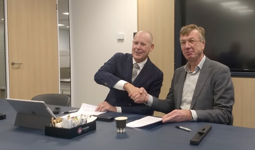 Wethouder Jan Hordijk (links) en Ron de Haas van Mozaïek Wonen.