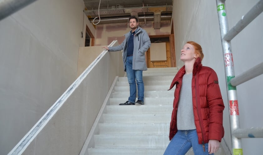 Fleur van Velzen en Jeroen van Kouwen bij de nieuwe entree van de Dick Brunaschool.