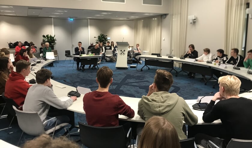 Jongeren van het Coenecoop College waanden zich voor één dag raadslid.