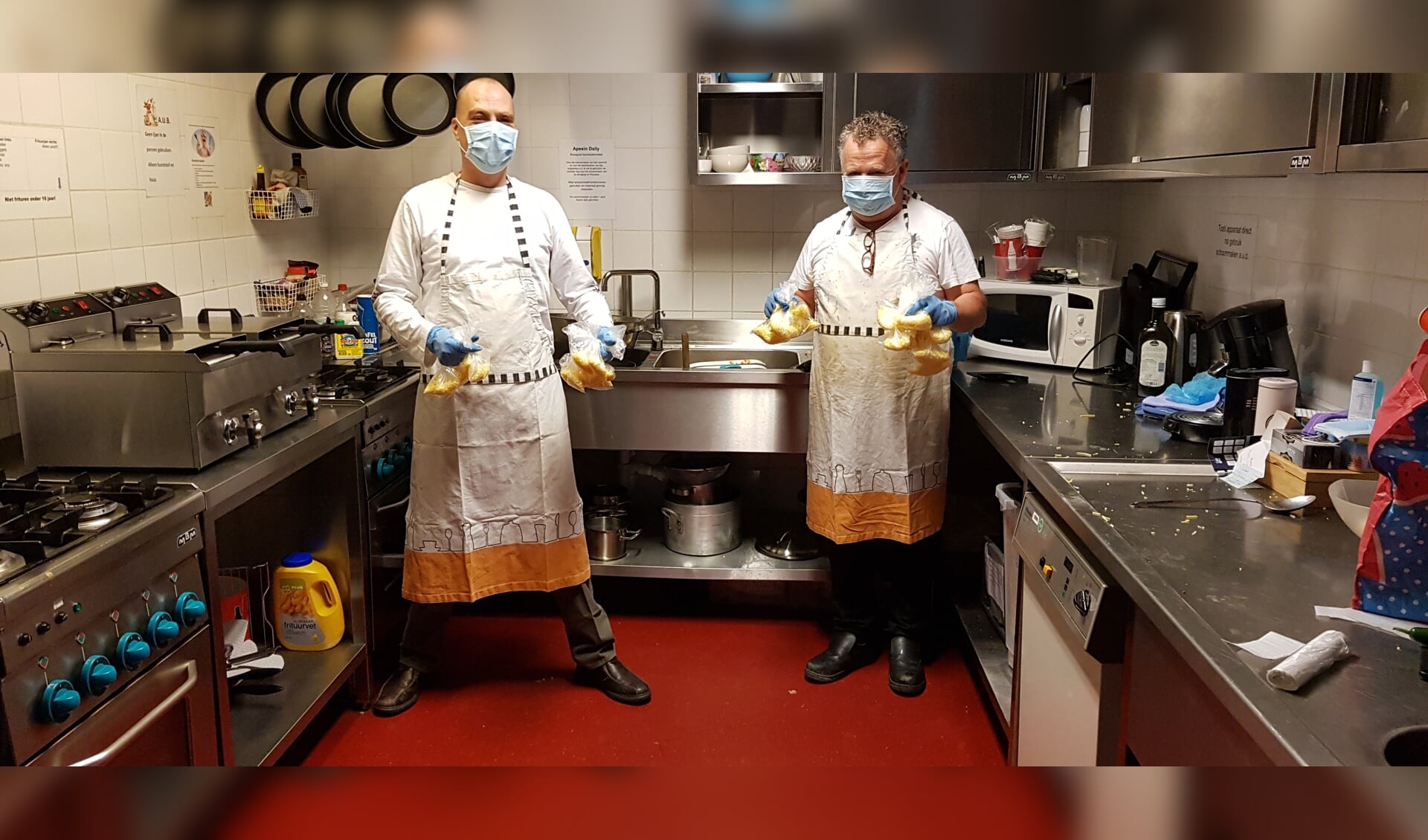Koks Nico Langbroek en Hans Nieuwpoort maken deel uit van de keukenploeg.