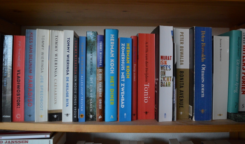 Honderden boeken wachten om 'uit logeren' te gaan.