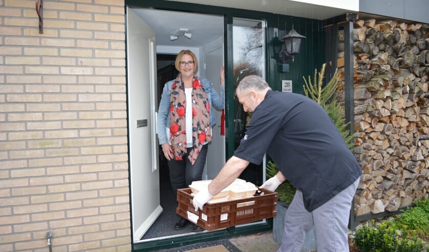 Annemarie Ralan wacht tot Remco de maaltijden heeft neergezet en gaat dan met haar gezin aan tafel.