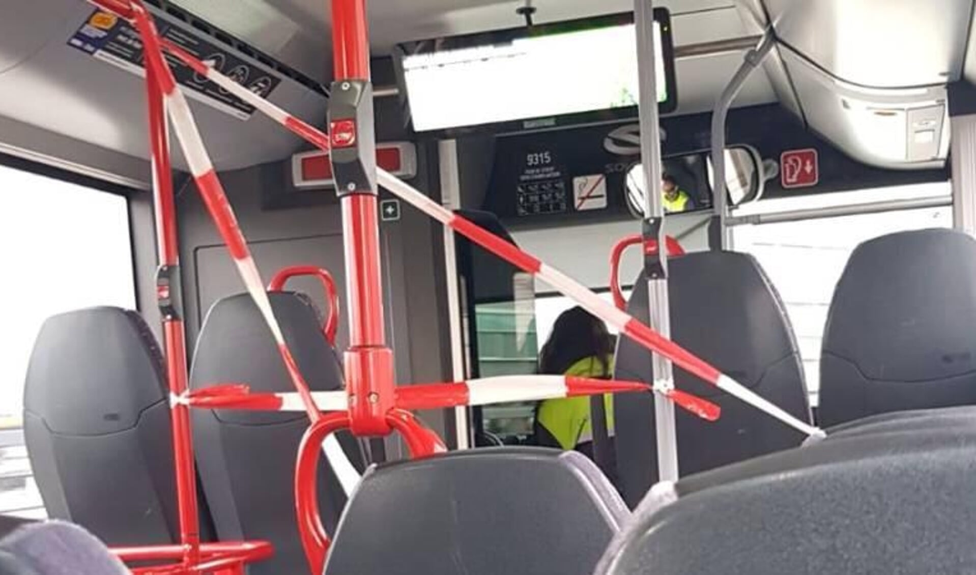 Achterin instappen in de bus, is een van de coronamaatregelen.