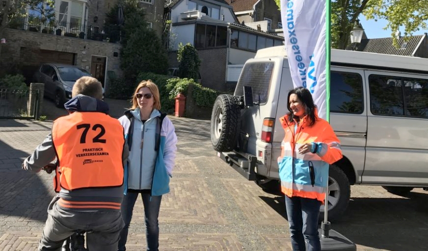 De vrijwilligers van Veilig Verkeer Nederland die de fietsexamens begeleiden, komen pas na de zomer in actie.