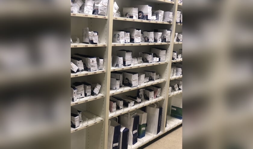 Tijdens de verlengde sluiting tijdens lunchtijd worden alvast de nieuwe bestellingen klaargezet.