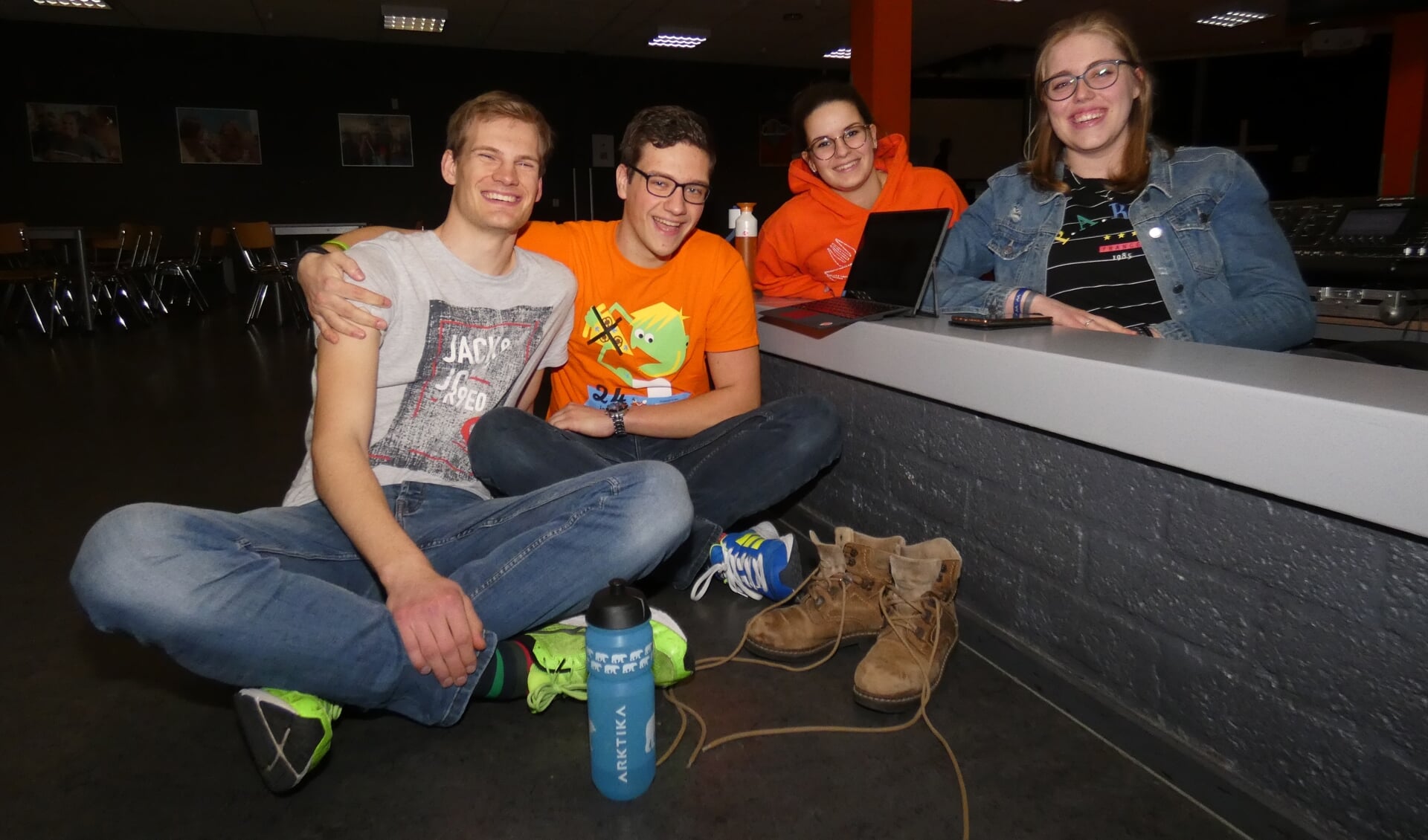 Wouter Begeer (links), Niels Minnema, Rachelle Harteveld en Willemijn Vroegindewey (rechts) deden mee aan '24 uur zonder'.