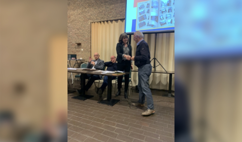 De heer Spek overhandigde het oorlogsdagboek van zijn vader aan de voorzitter van de HVM, Marijke Edel.