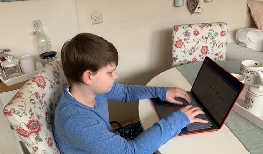 Een beetje spannend maar toch ook wel relaxed; Brandon Soeterbroek maakt zijn eerste toets online in eigen huis.