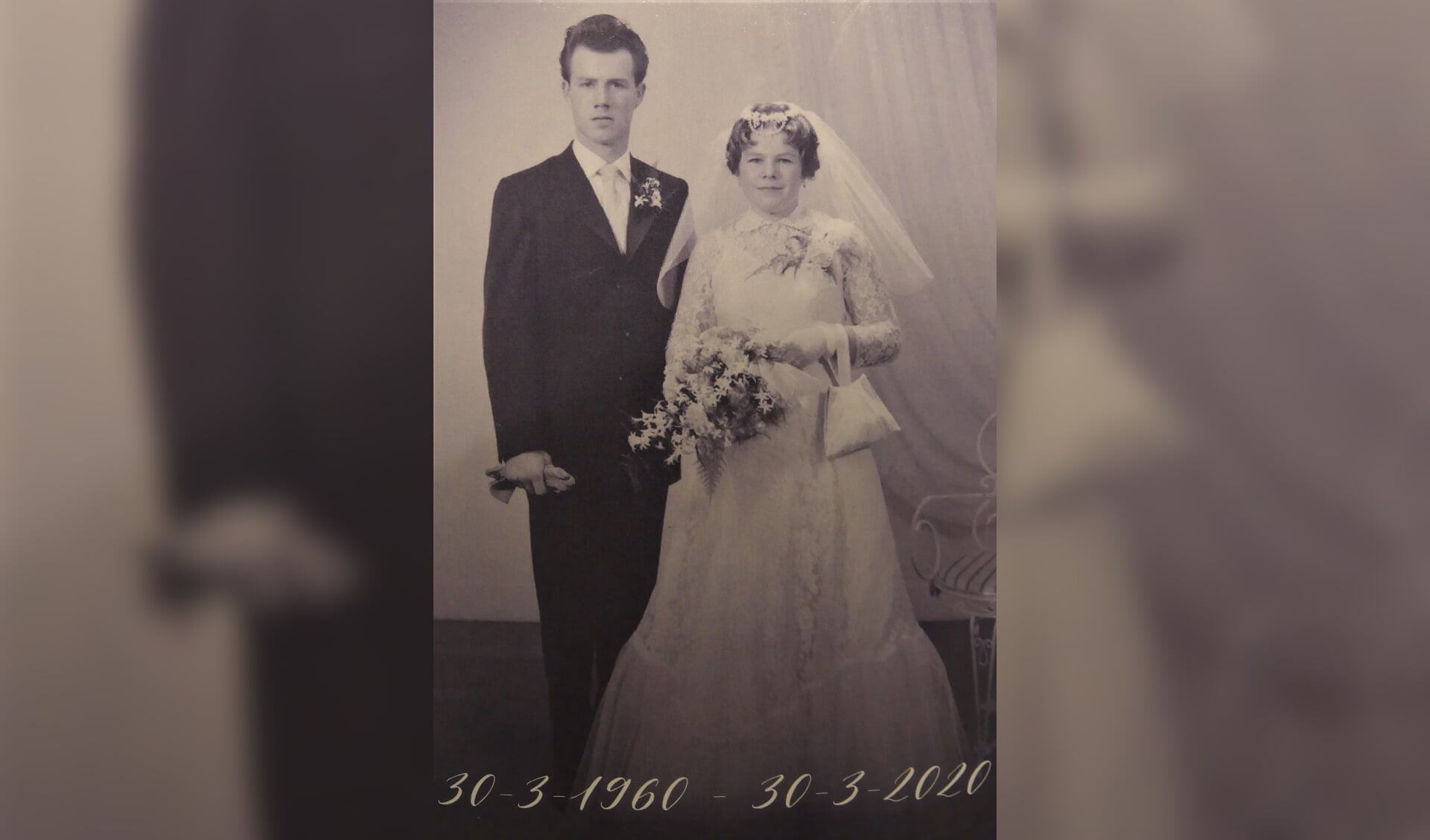 Bertus en Corrie, die elkaar al kennen sinds de basisschool, op hun trouwdag in 1960.