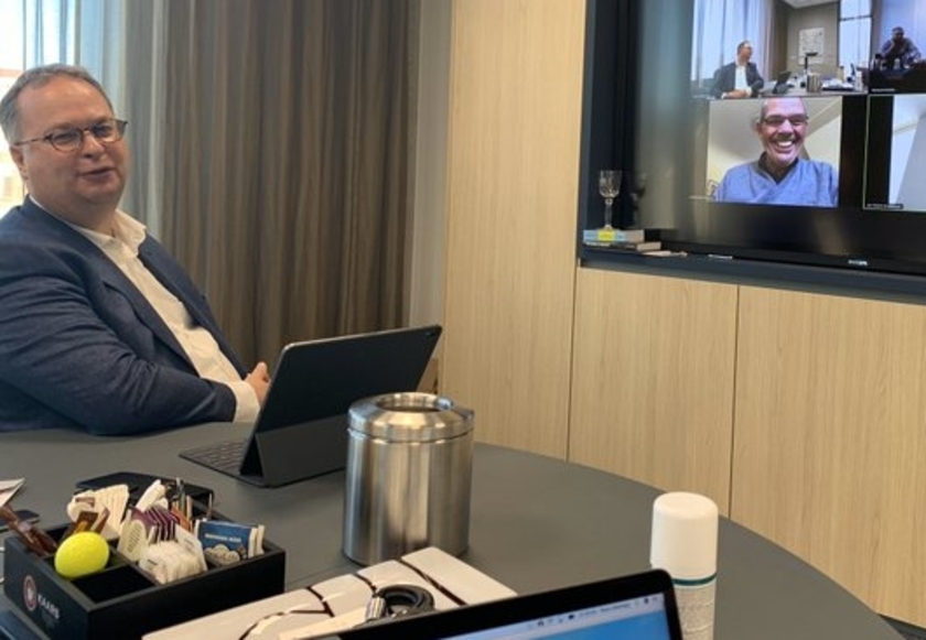Burgemeester Han Weber alleen in een vergaderkamer, maar toch in conclaaf met de wethouders.
