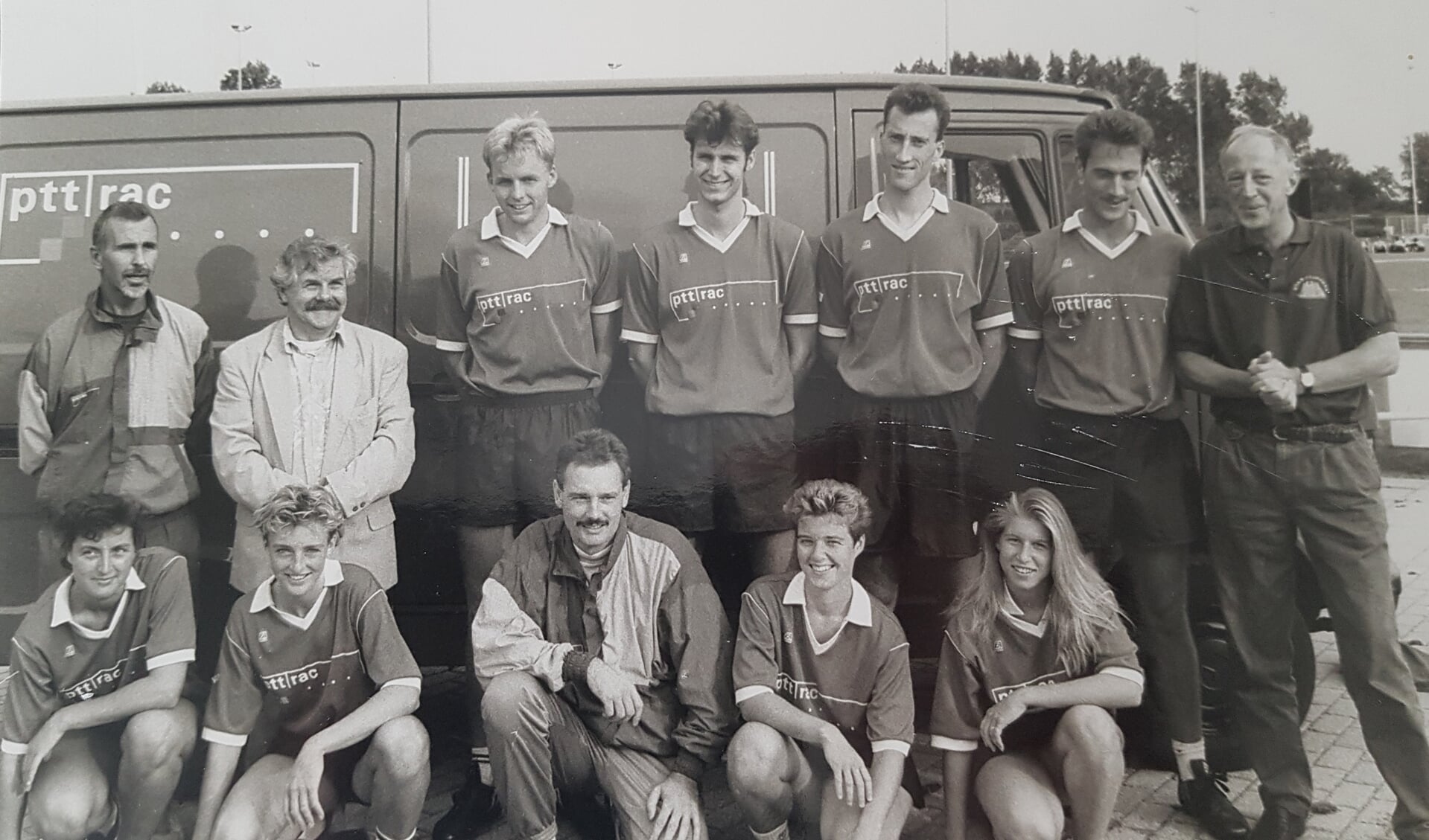Het CKV Nieuwerkerk uit de jaren negentig met geheel links trainer Ruud van Balkom. 