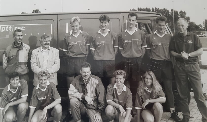 Het CKV Nieuwerkerk uit de jaren negentig met geheel links trainer Ruud van Balkom.