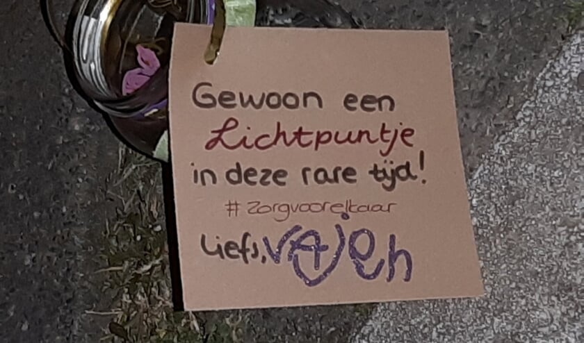 Vajen steekt Moordrechtenaren met glazen potjes op straat een hart onder de riem.
