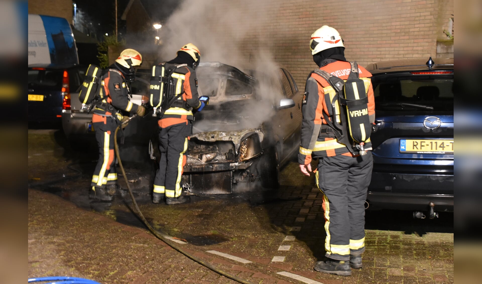 Aan de Constantijn Huygenslaan ging weer een auto in vlammen op.
