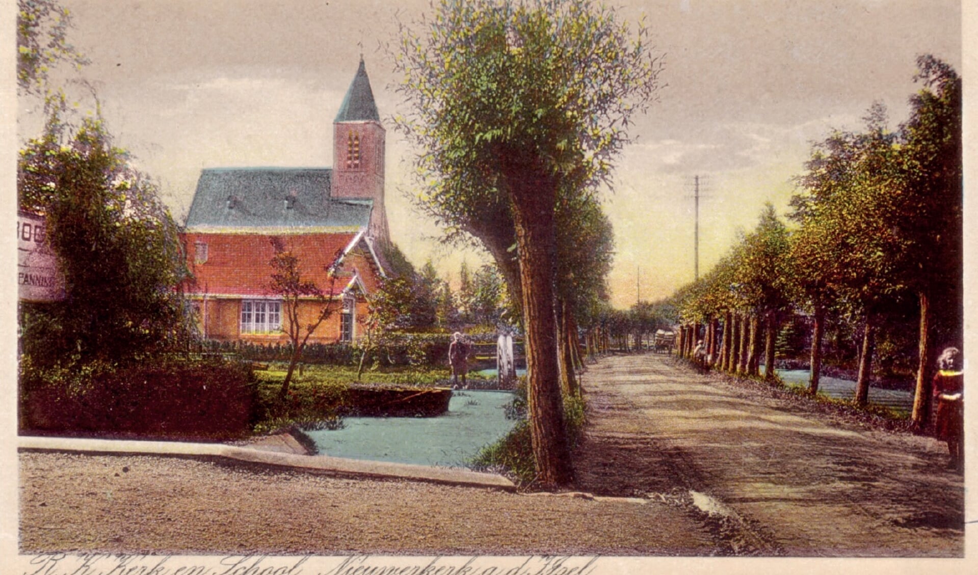 Prent van de ’s-Gravenweg (circa 1925) met zicht op de katholieke school en de Josephkerk.
