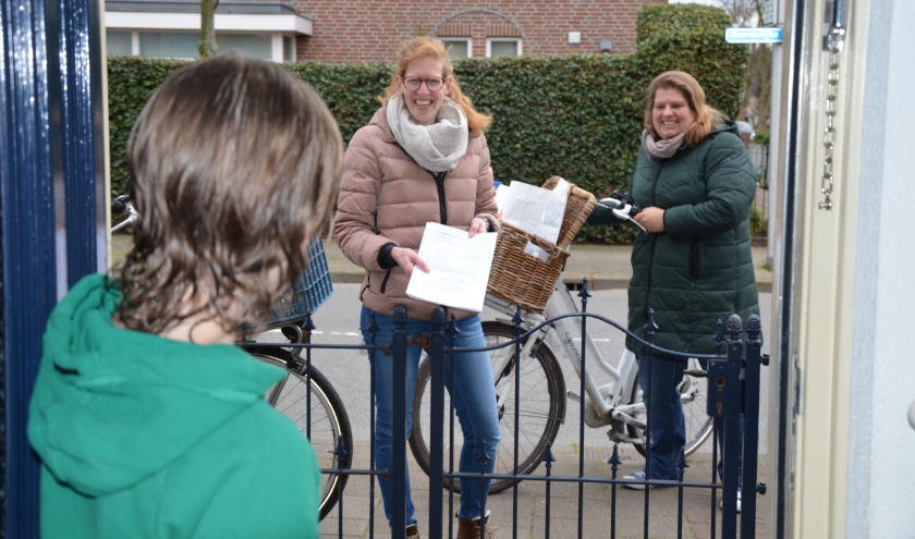 Suzanne Adegeest en Inge Habold brachten al hun leerlingen afgelopen week een bezoekje en meer thuiswerk.