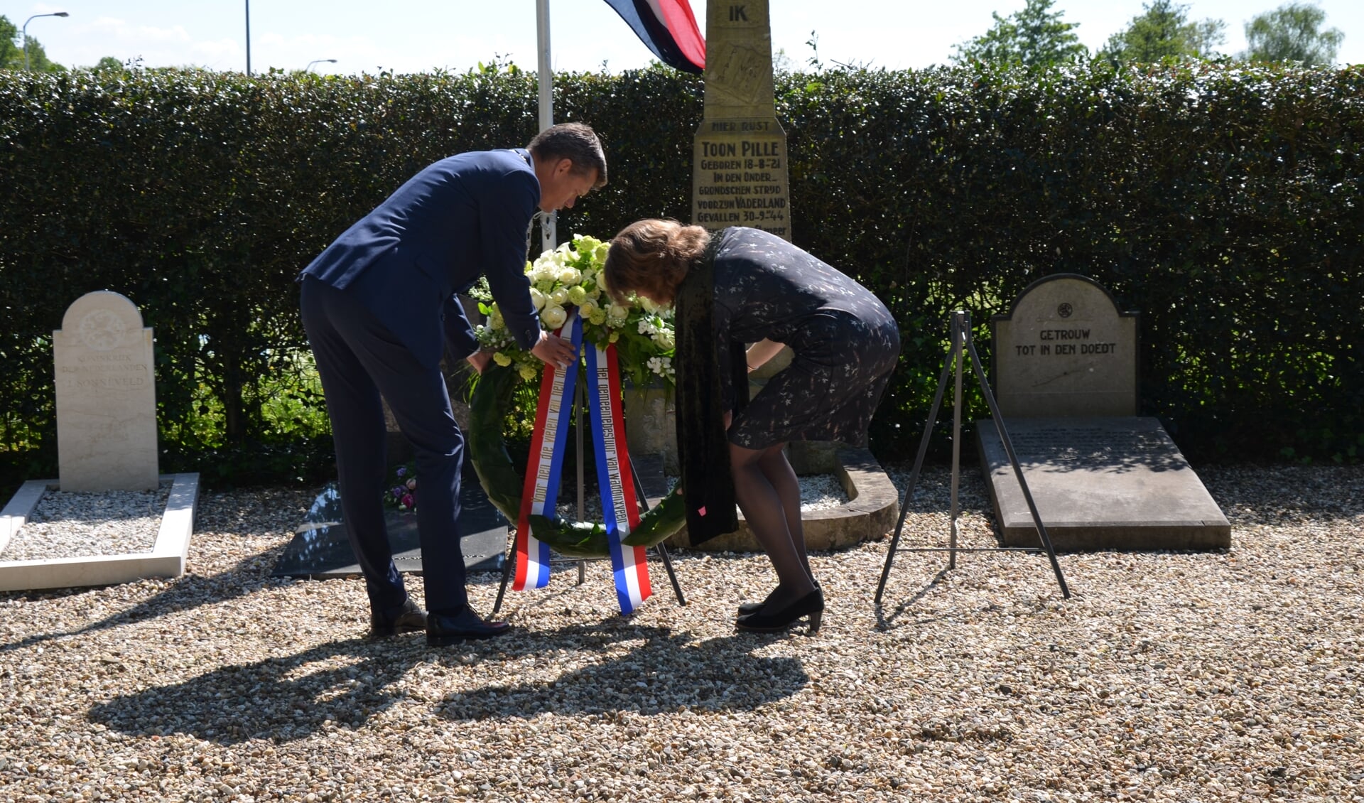 Het echtpaar Nieuwenhuis legde een krans bij de oorlogsgraven. (foto:Nicole Lamers)