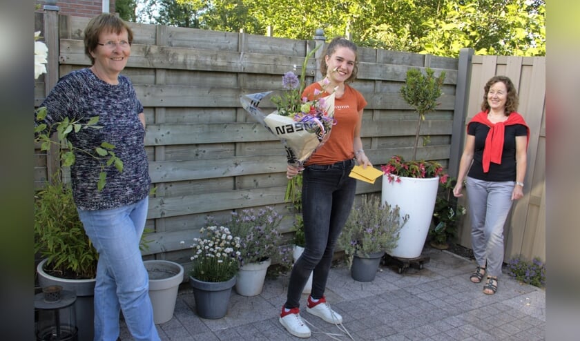Janita Sloof (midden) werd in de bloemetjes gezet.