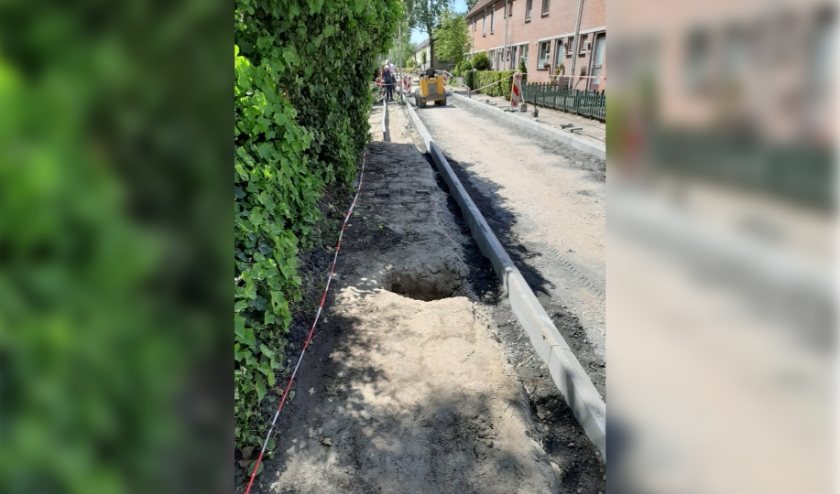 Aan de Sperwerhoek vinden de voorbereidende werkzaamheden plaats. Ook hier worden de fietspaden geasfalteerd. (foto: A. Schot)