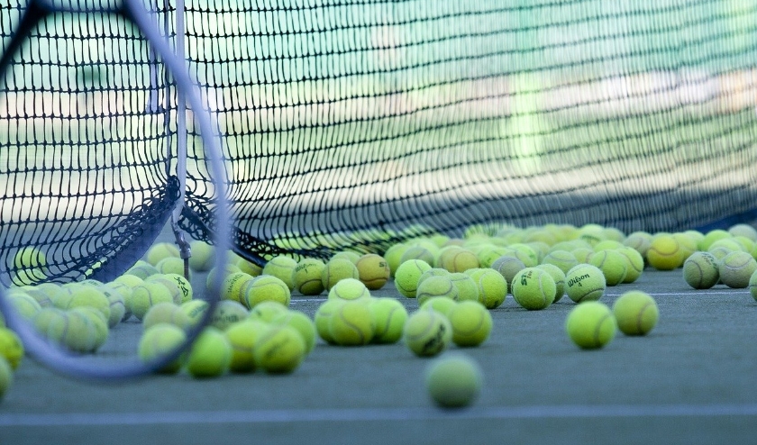 De tennisballen stuiteren morgen over het net bij de clinic voor niet-leden.