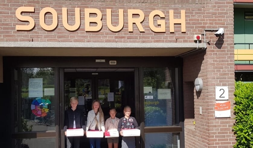 De familie Reyneveld en Gelderblom trakteerde de bewoners van Souburgh op gebak.