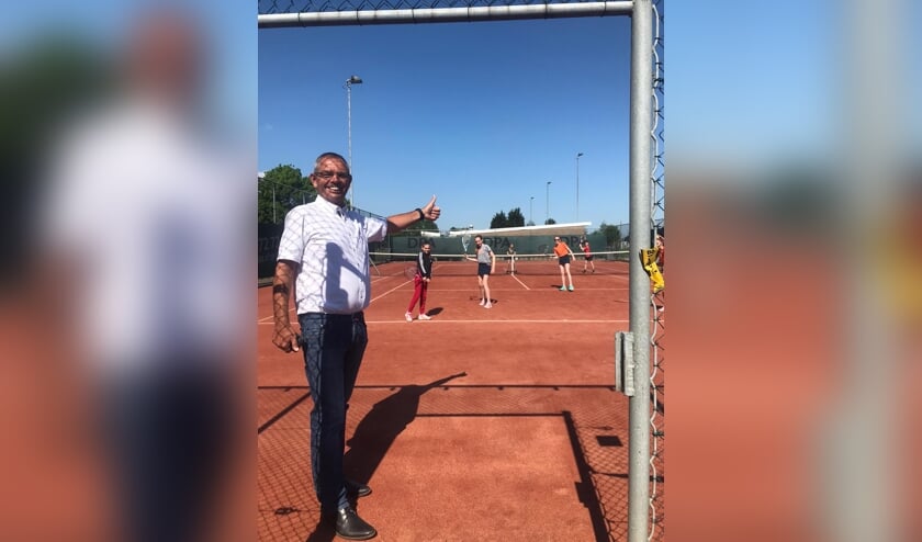 De duim gaat omhoog bij wethouder Verbeek, die blij is dat de kinderen weer lekker kunnen sporten.