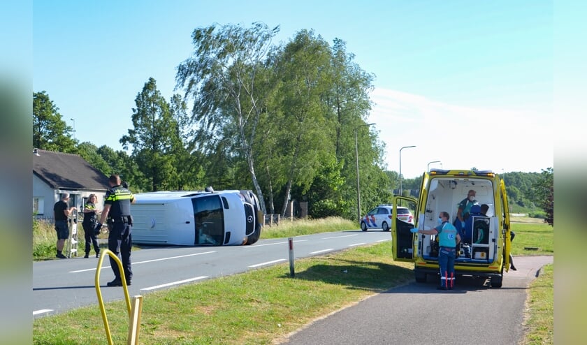 Aan de Zuidelijk Rondweg kantelde een bestelbus met zuurstofflessen waardoor ontploffingsgevaar was. (foto: 112hm.nl)