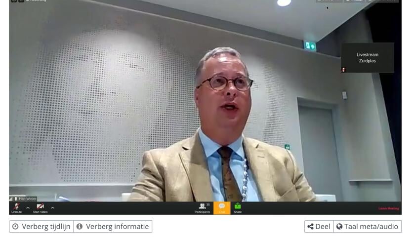 Burgemeester Han Weber was voorzitter en regisseur van de avond. (foto en tekst: Erik van Leeuwen)