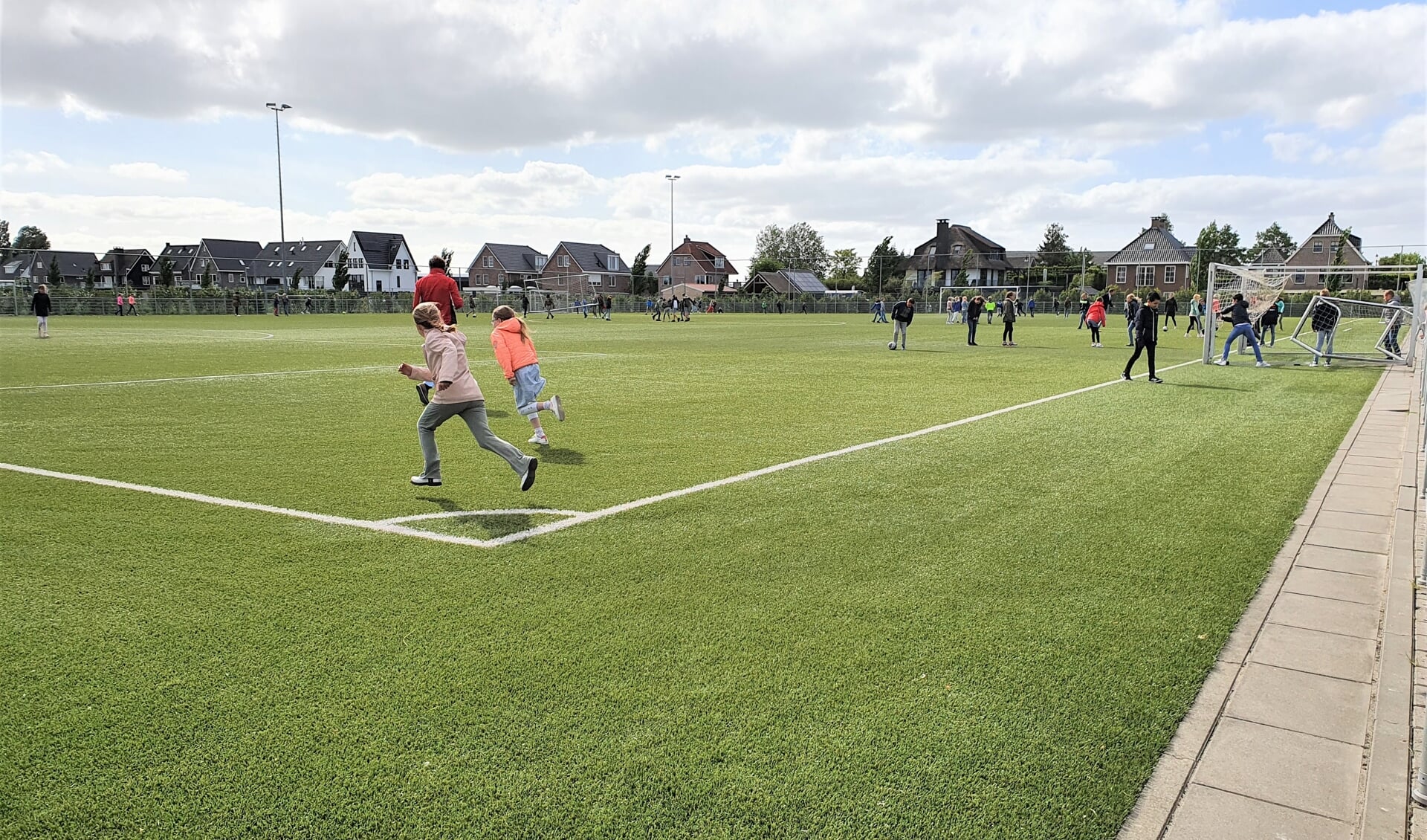 Maandagochtend speelden de leerlingen van de bovenbouw van de Rehobothschool weer buiten op het naast de school gelegen voetbalveld van VV Moerkapelle. (foto en tekst: Judith Rikken)