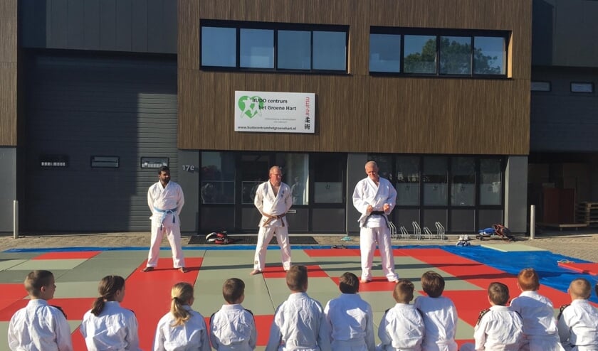De budoclub traint op een parkeerplaats. (foto: pr)