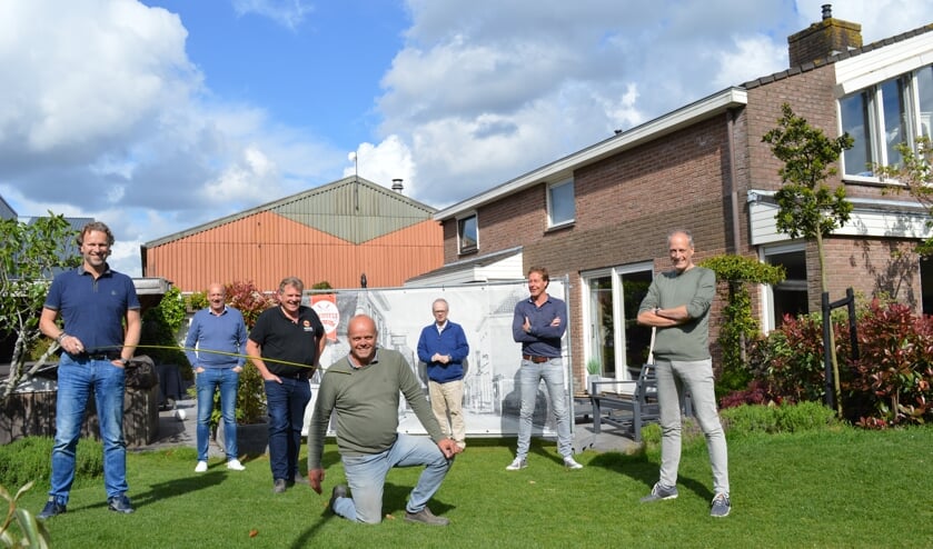Ed Roos controleert of iedereen voldoende afstand bewaart. (Comitélid Jan Dijkshoorn staat niet op de foto)