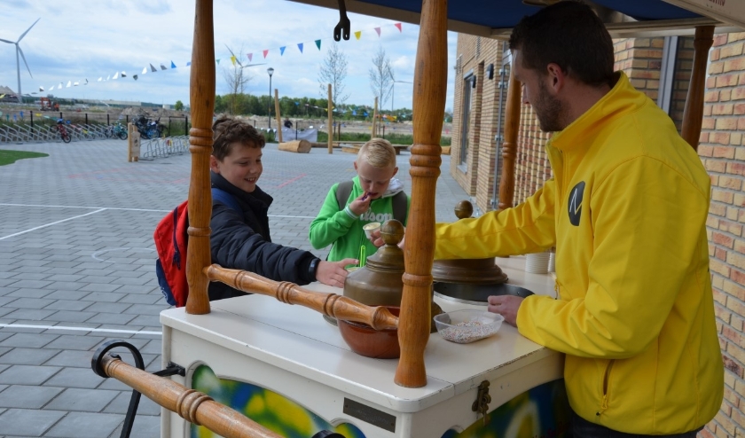 En een nieuwe school en een ijsje toe, het was woensdag een echte feestdag voor Roan (links) en Luca. (foto en tekst: Myriam Dijck)