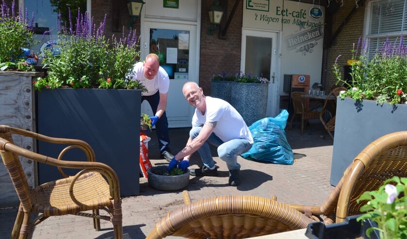 Gert-Jan de Vos en Rob Hielema bezig met de inrichting en aankleding van hun terras. (foto en tekst: Judith Rikken/Erik van Leeuwen)
