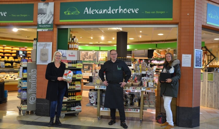Voor zijn winkel had Theo van Dongen voldoende ruimte om te poseren met twee van de drie winnaars.