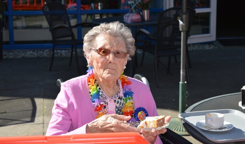 'Beter dan oud brood", grapt mevrouw Meijer bij de eerste hap van haar gebakje.