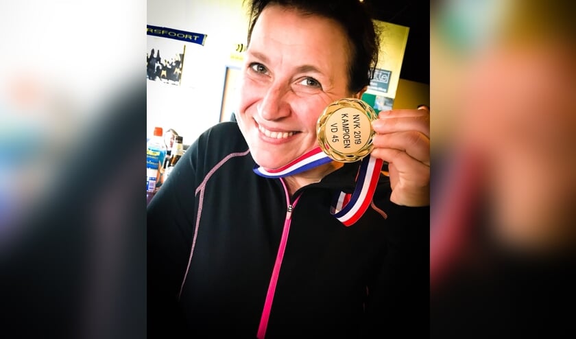 Liesbeth de Boer won in 2019 het NK badminton damesdubbel bij de veteranen. (archiefbeeld)
