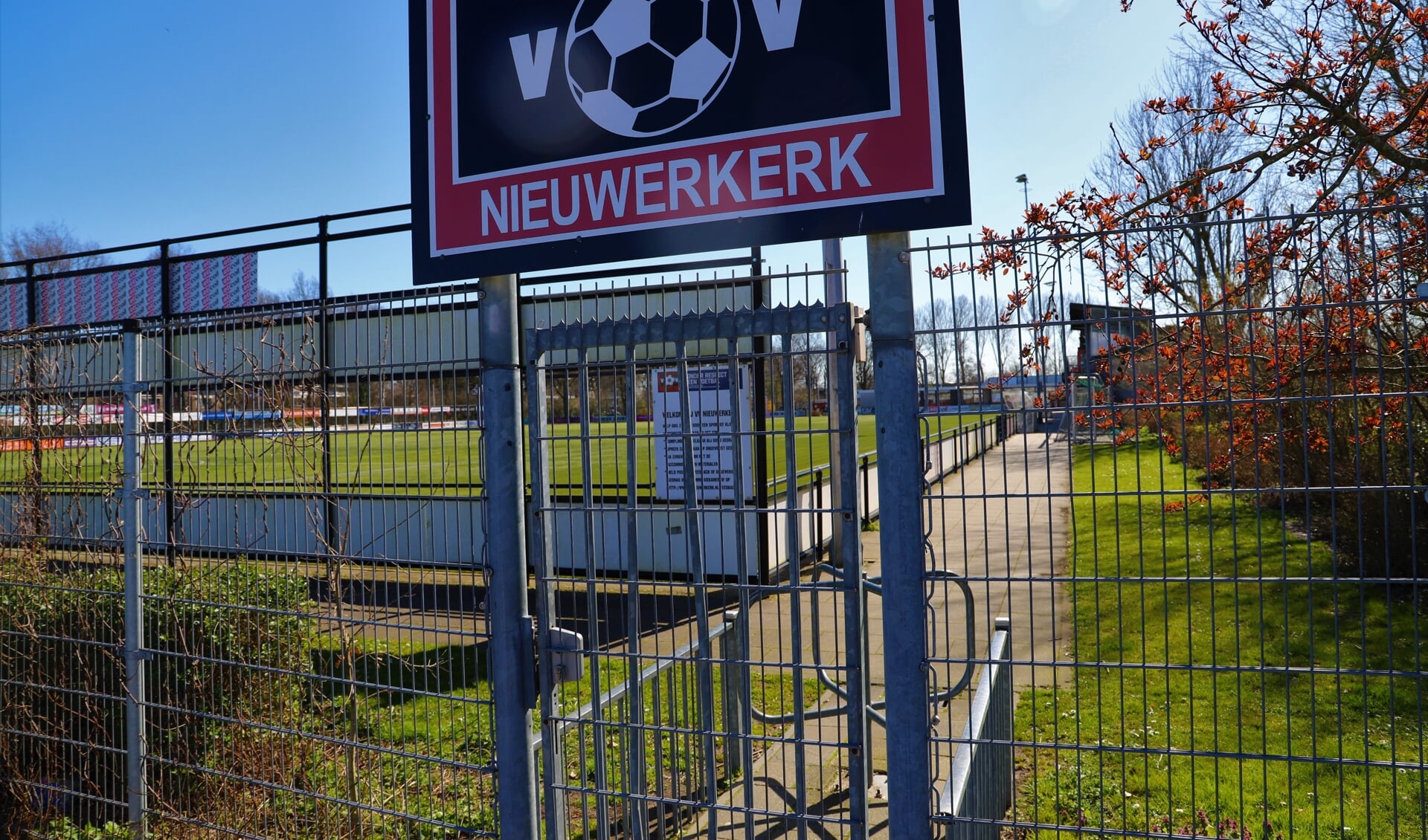 De poort van vv Nieuwerkerk is weer open: ook Jens Stange stond weer voor het eerst op het veld.