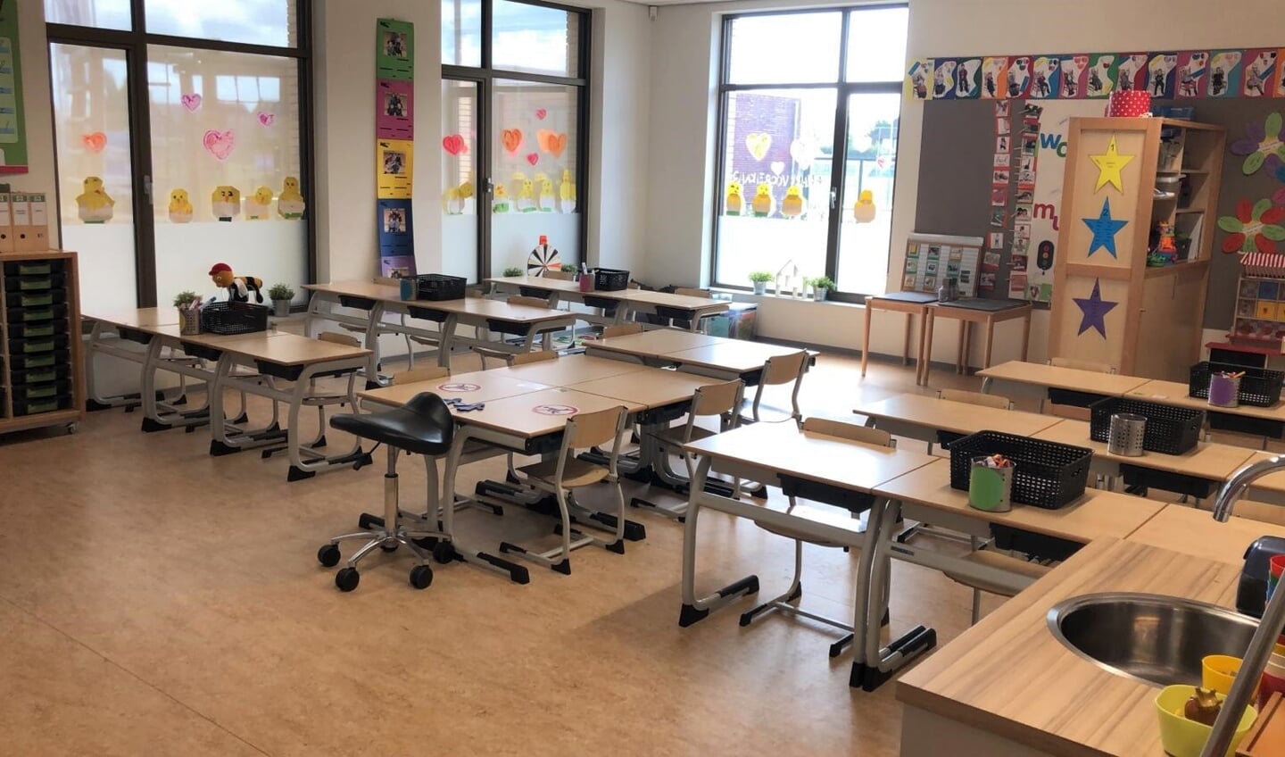 Groep 3 van de Moerkapelse Keijzerschool: tussen de gemiddeld twaalf leerlingen staat steeds een tafel. De leerkracht loopt niet door de klas.