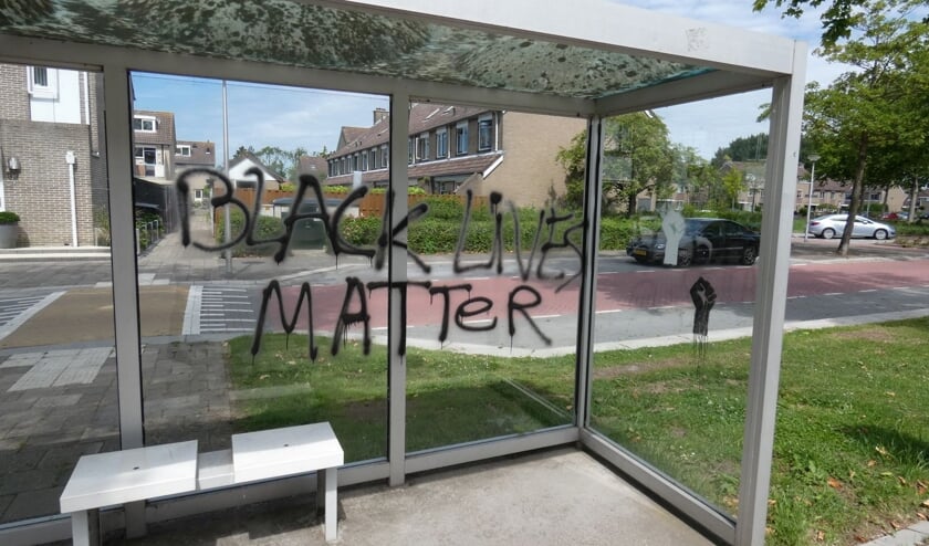 De bekladding van de leus tegen racisme zorgde voor discussie via een buurtapp.