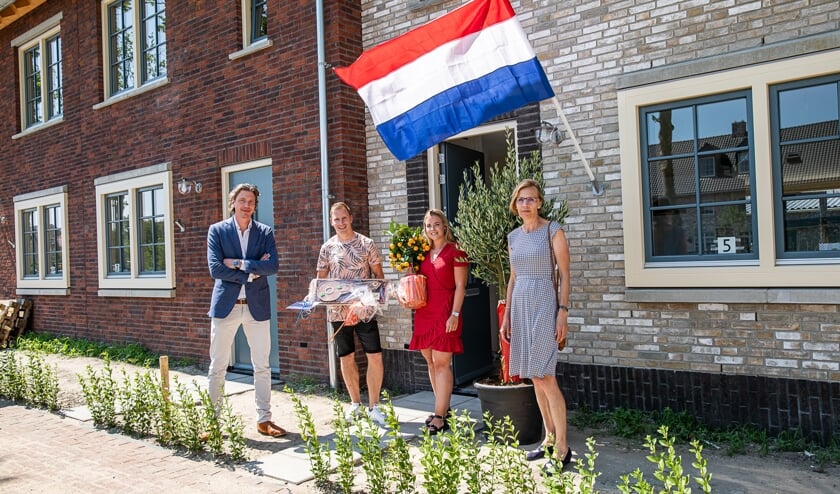 Wethouder Atzema (rechts) en directeur De Vries van Park Triangel, overhandigden symbolisch de sleutel aan de bewoners van 1000ste woning.