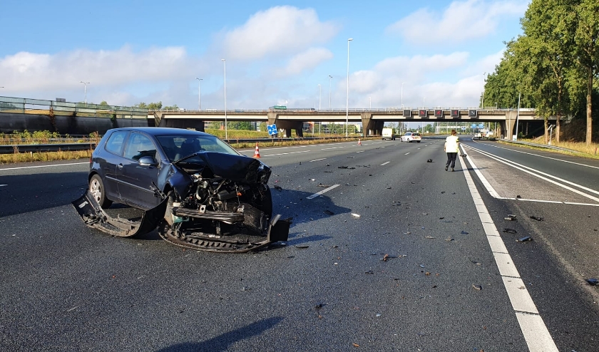 Het regende boetes bij een ongeval op de A12 wegens het massaal negeren van het rode kruis boven de weg.