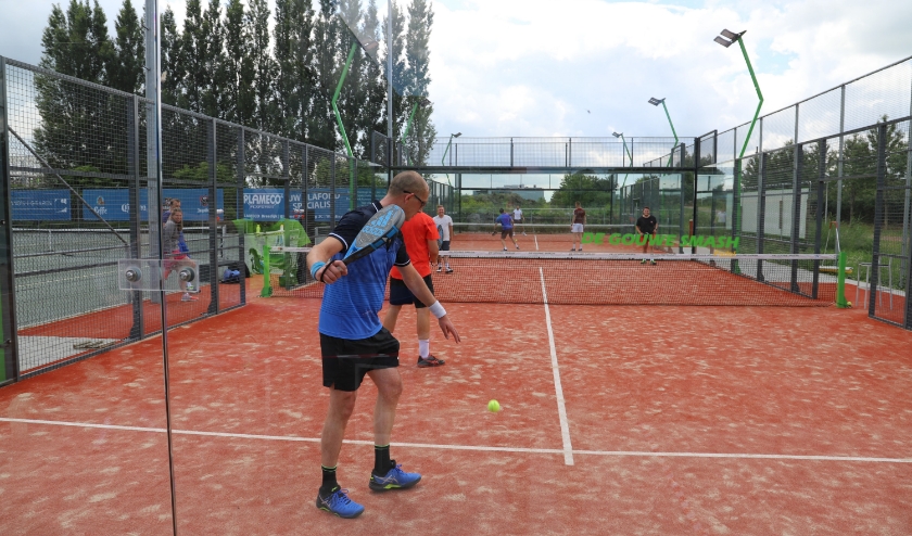 Padeltennis is hot. De twee banen zijn dagelijks bezet.