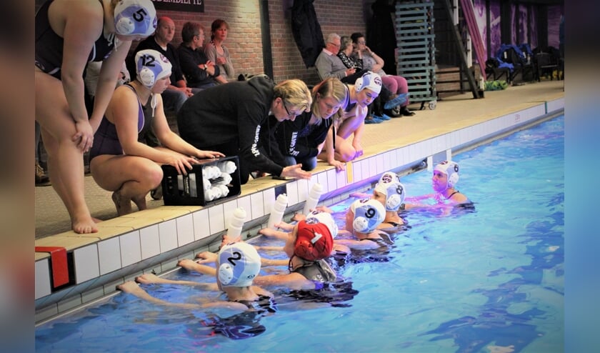 Coach Elly Middendorp geeft De Gouwe-dames aanwijzigingen.